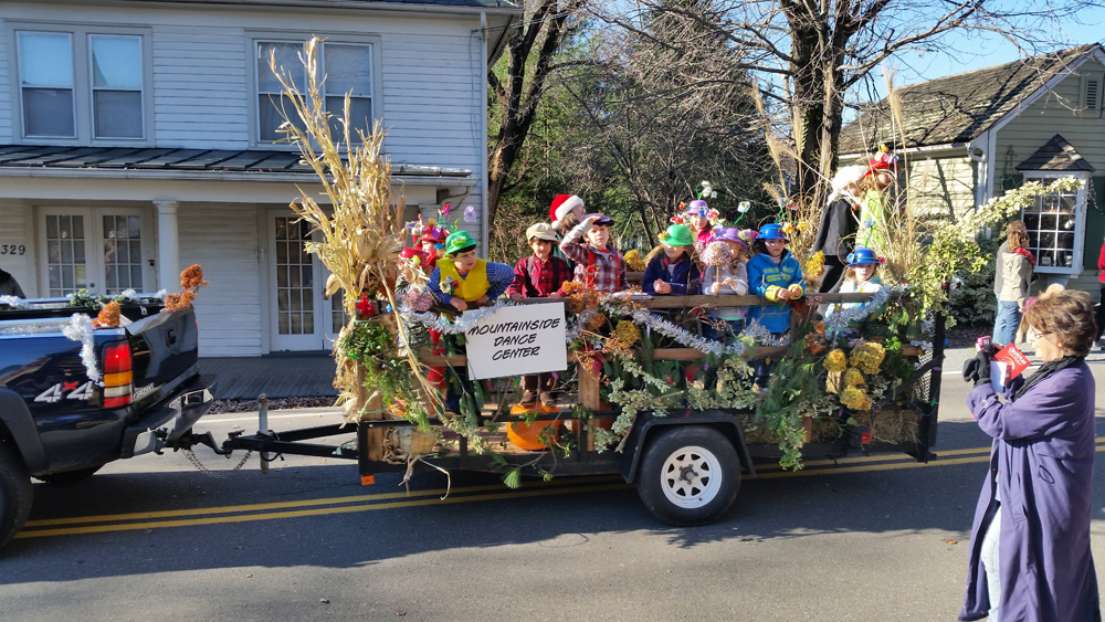 ....same floats with kids in costume....